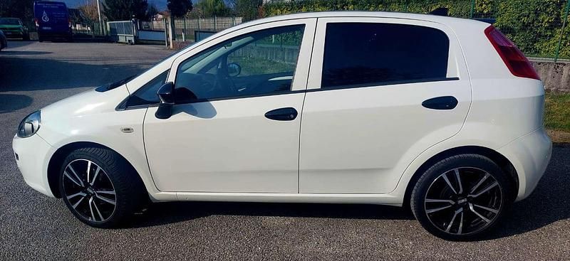 Usata Fiat Punto Young 77 CV (56 kW) 2016 Bianco Utilitaria