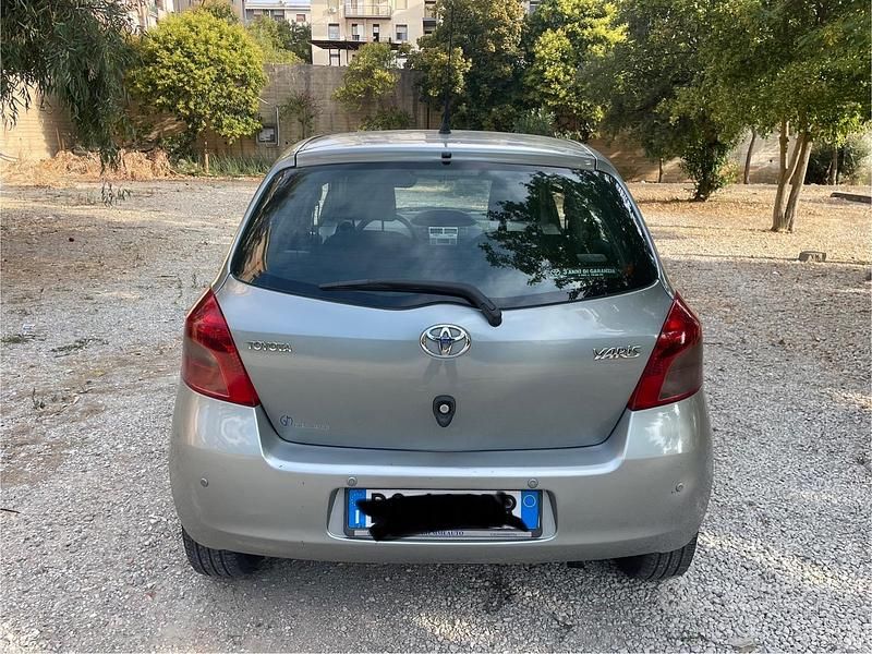 Begagnad Toyota Yaris Sol 90 HK (66 kW) 2008 Grå Sedan