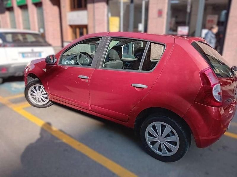 Usata Dacia Sandero Lauréate 75 CV (55 kW) 2010 Rosso Berlina