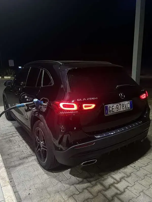 Usata Mercedes GLA200 Premium 150 CV (110 kW) 2021 Nero SUV