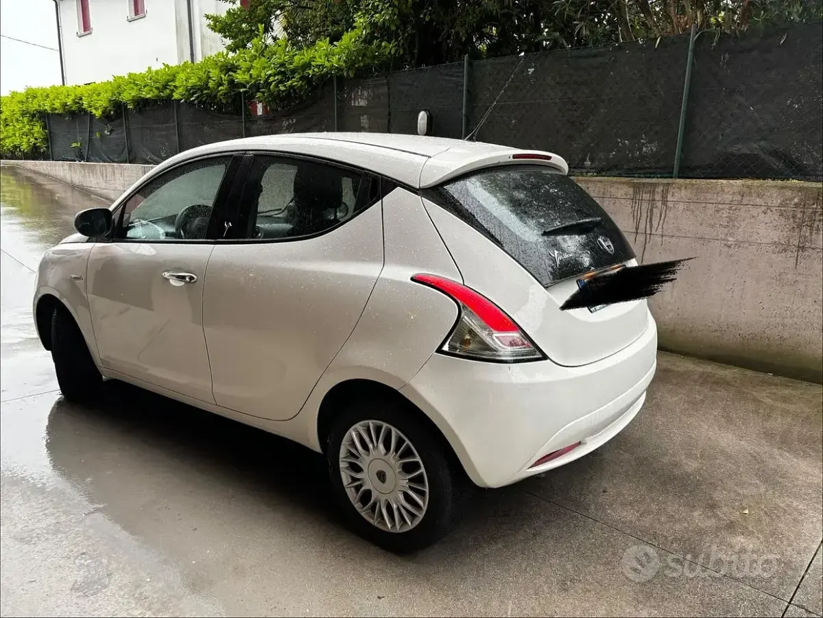 Usata Lancia Ypsilon 69 CV (50 kW) 2016 Bianco Utilitaria