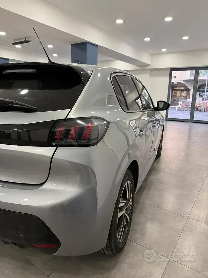 Usata Peugeot 208 Allure 101 CV (74 kW) 2023 Grigio Utilitaria