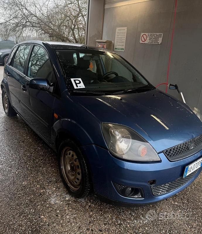 Usata Ford Fiesta 68 CV (50 kW) 2006 Blu Utilitaria