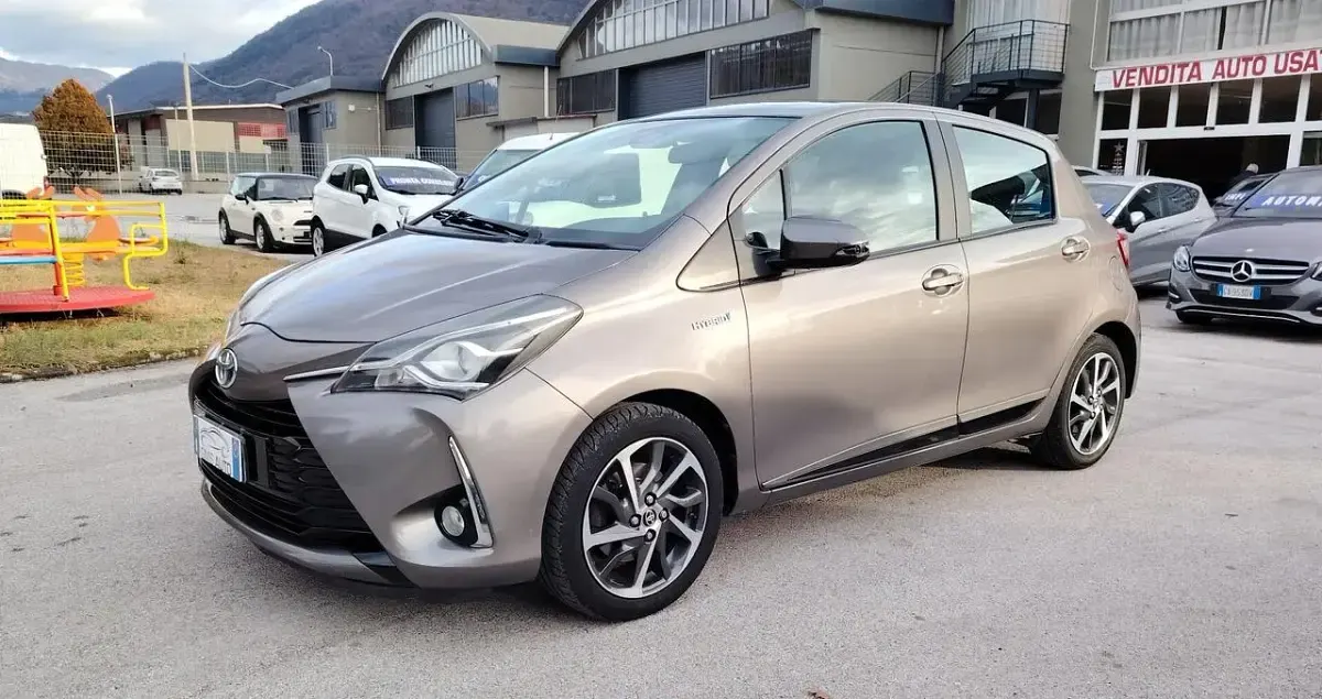 Usata Toyota Yaris Hybrid Business Edition 73 CV (53 kW) 2017 Grigio Berlina
