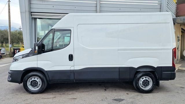 Nuova Iveco Daily 116 CV (85 kW) 2025 Bianco pastello Berlina