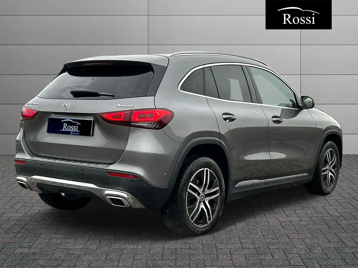 Usata Mercedes GLA200 150 CV (110 kW) 2020 Grigio medio metallizzato SUV