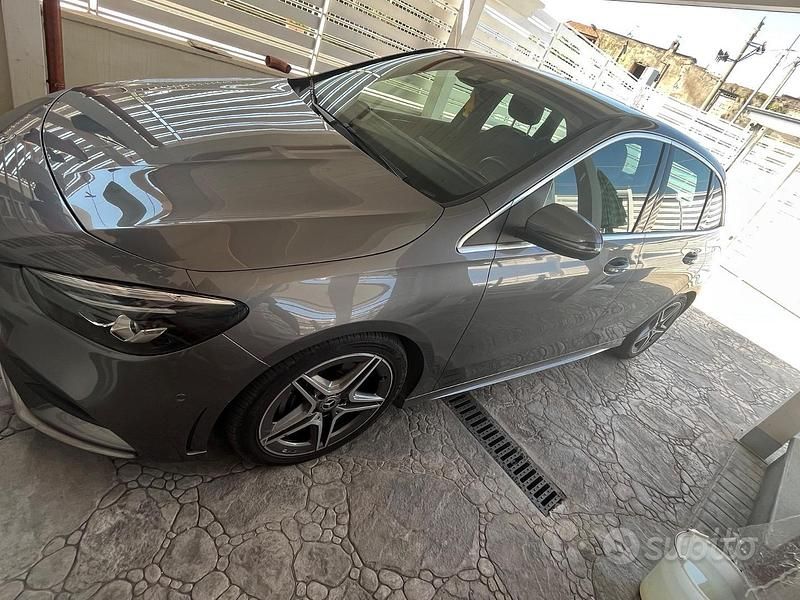 Usata Mercedes B180 136 CV (100 kW) 2020 Grigio Monovolume