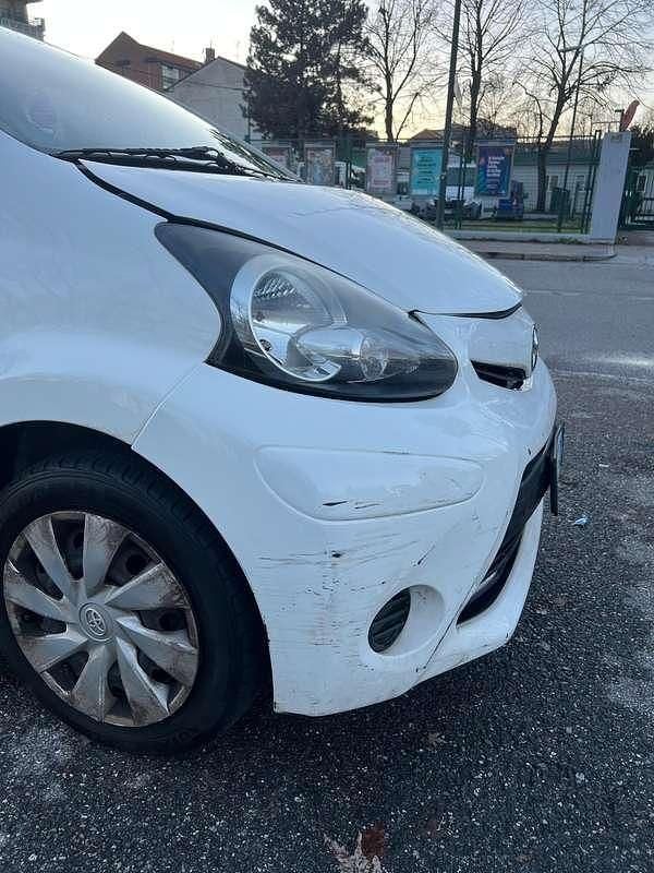 Usata Toyota Aygo Connect Style 68 CV (50 kW) 2012 Bianco Utilitaria