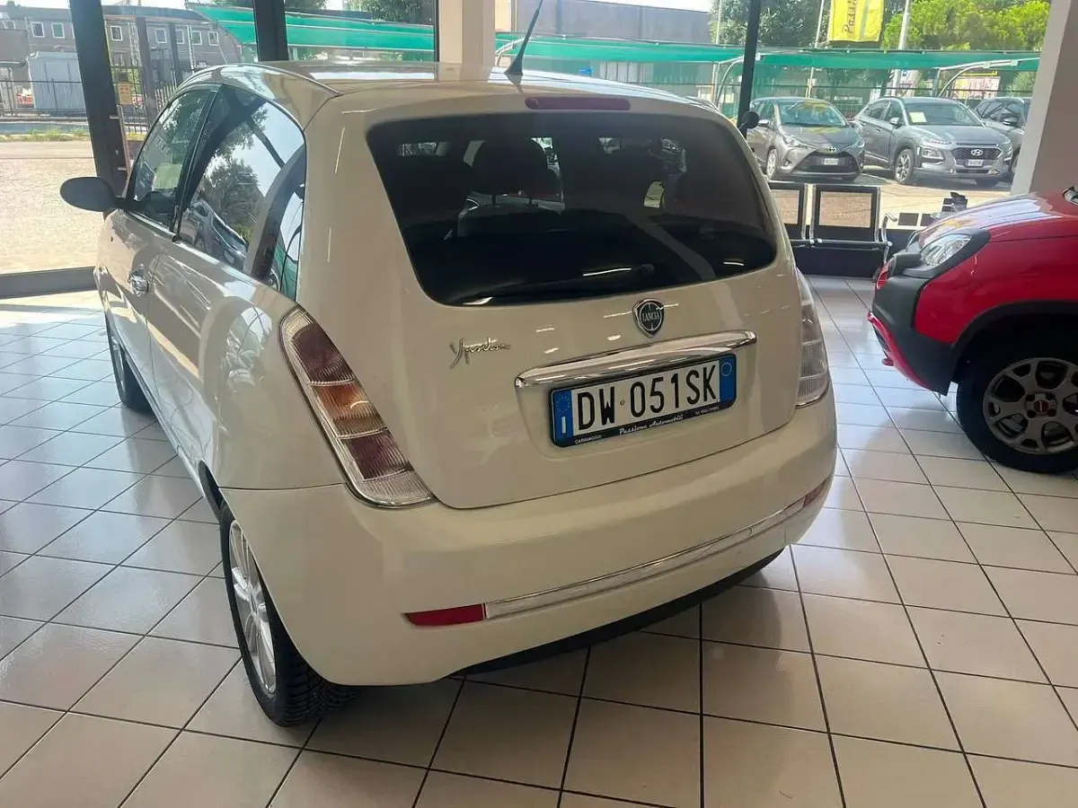 Usata Lancia Ypsilon 60 CV (44 kW) 2009 Bianco Utilitaria