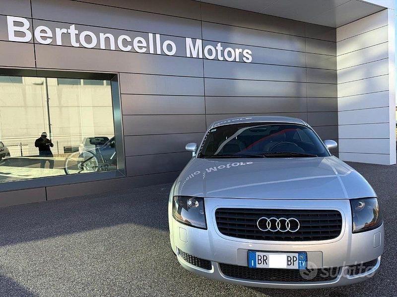 Begagnad Audi TT 179 HK (131 kW) 1999 Grå Sportkupé