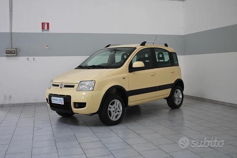 Usata Fiat Panda 4x4 Climbing 74 CV (54 kW) 2011 Giallo Utilitaria