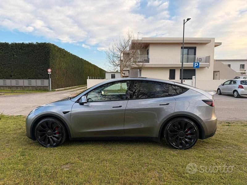 Usata Tesla Model Y Performance 392 kW (534 CV) 2023 Argento SUV