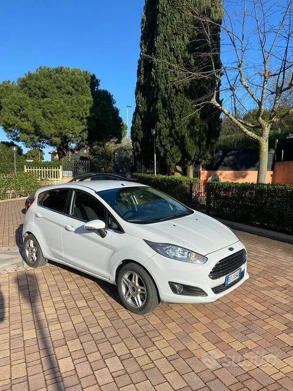 Usata Ford Fiesta 75 CV (55 kW) 2015 Bianco Utilitaria