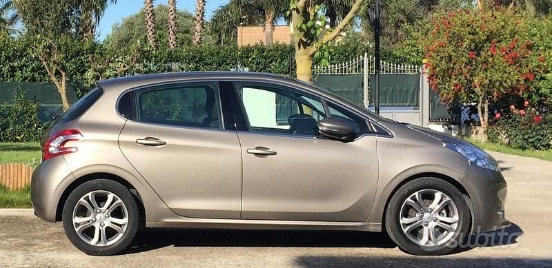 Usata Peugeot 208 Allure 82 CV (60 kW) 2014 Utilitaria