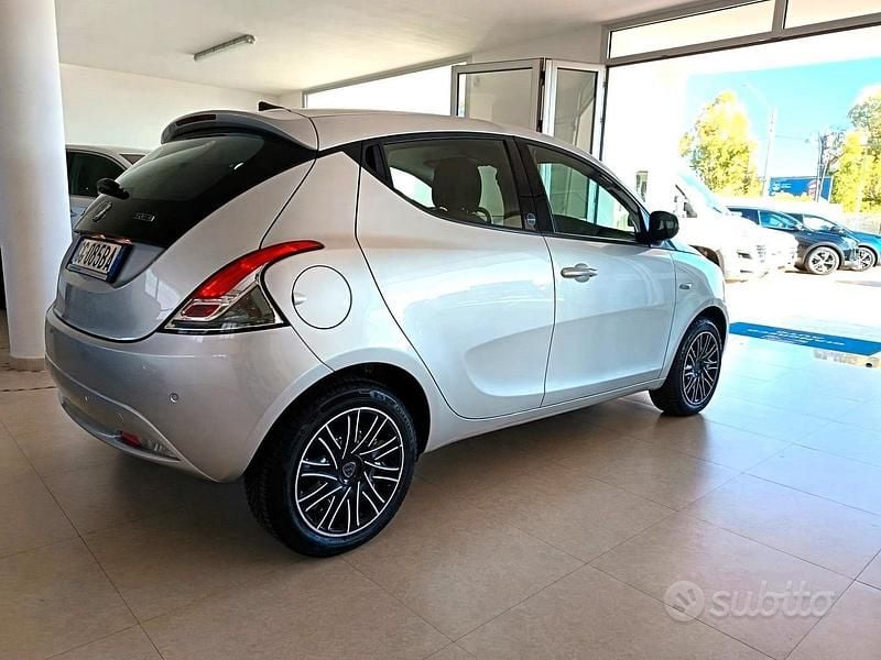 Usata Lancia Ypsilon Gold 69 CV (50 kW) 2021 Grigio Utilitaria
