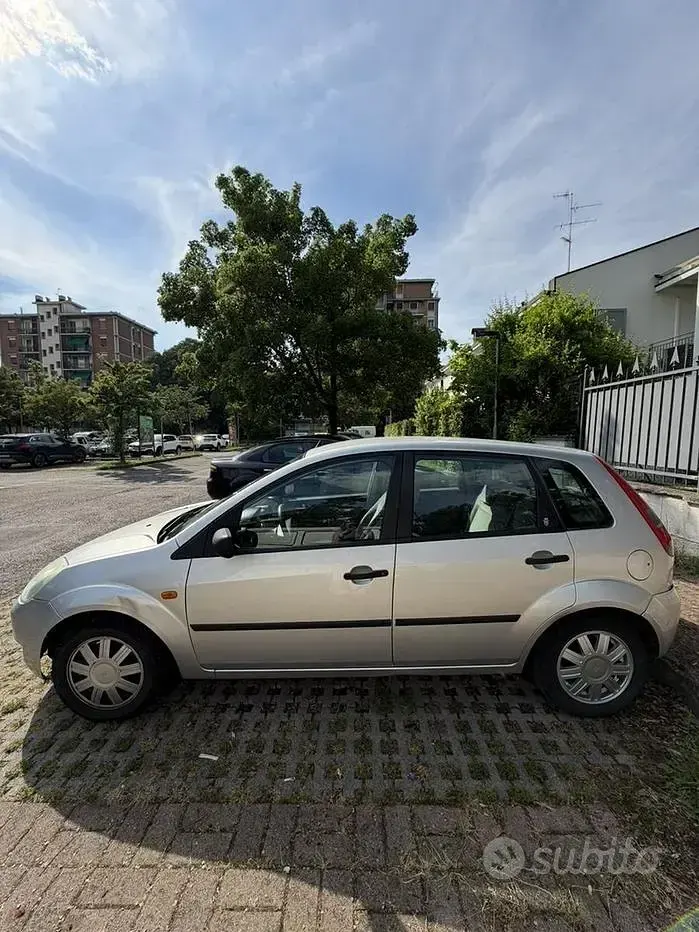 Usata Ford Fiesta 80 CV (58 kW) 2003 Grigio Utilitaria