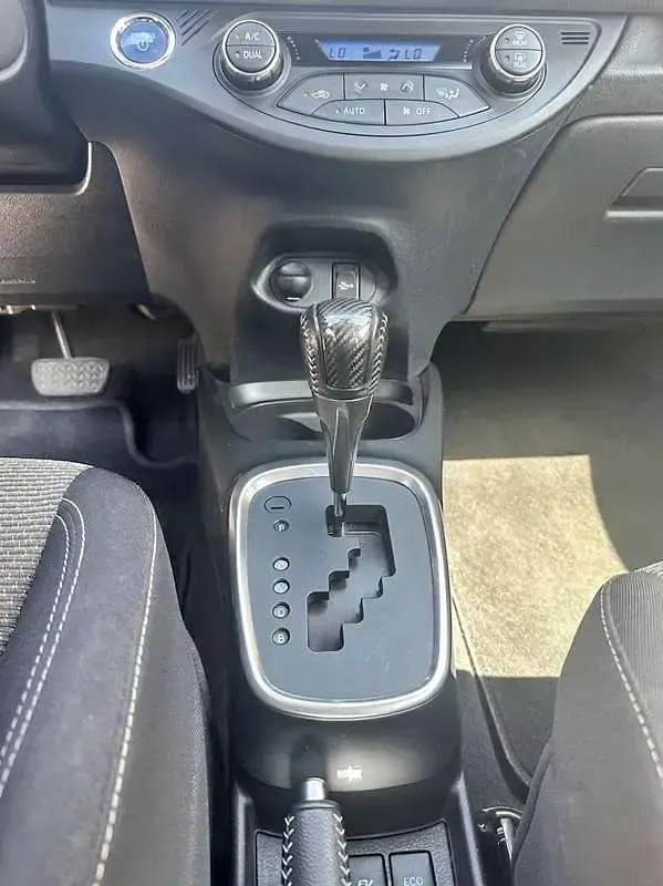 Usata Toyota Yaris Hybrid Active 75 CV (55 kW) 2015 Bianco Berlina