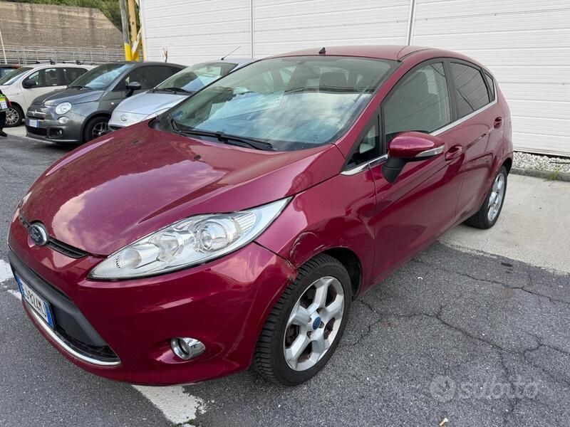 Viola Usata 2009 Ford Fiesta Titanium Due volumi | 2800 € (Buon prezzo) - Immagine 1/4