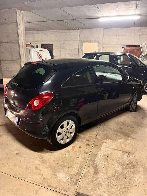 Usata Opel Corsa 75 CV (55 kW) 2011 Berlina