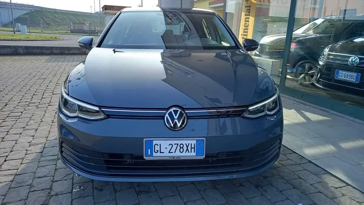 Usata VW Golf VIII Life 110 CV (80 kW) 2022 Dolphin grey metall Berlina