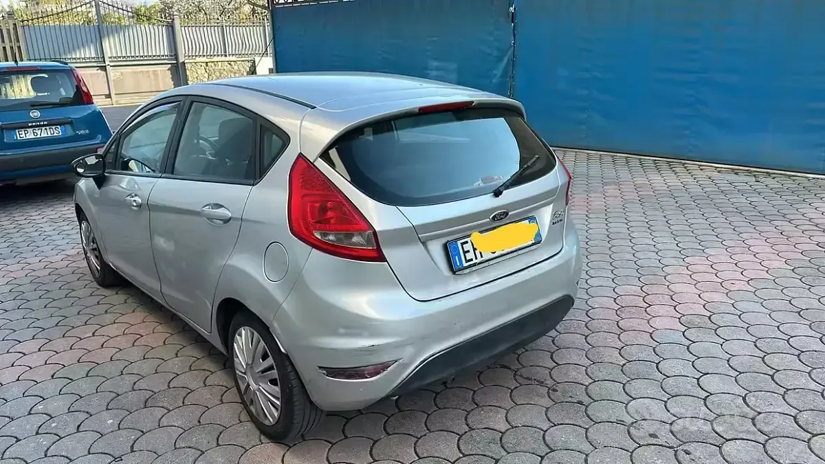 Usata Ford Fiesta 90 CV (66 kW) 2011 Grigio Berlina