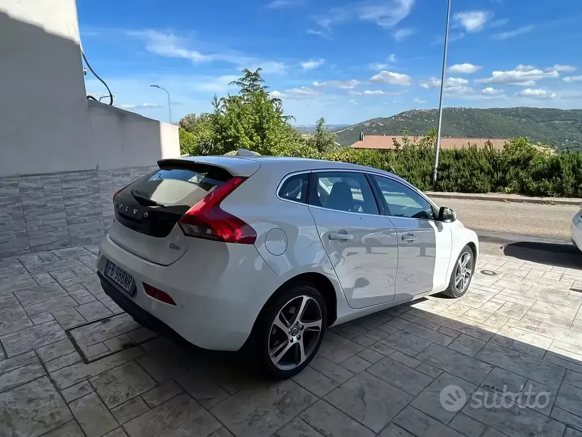 Usata Volvo V40 120 CV (88 kW) 2016 Bianco Berlina