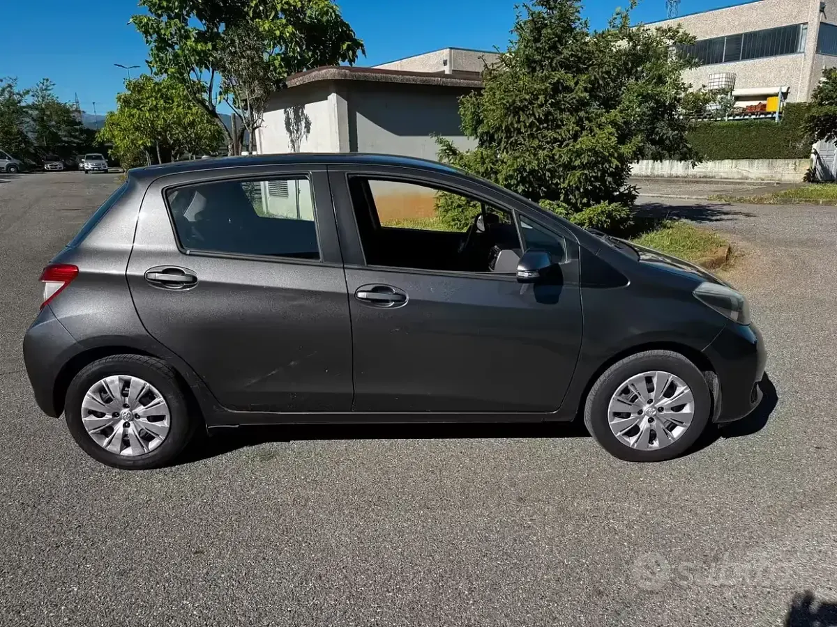 Usata Toyota Yaris Lounge 69 CV (50 kW) 2013 Grigio Utilitaria