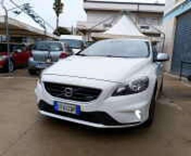 Gebraucht Volvo V40 R-Design Momentum 114 PS (83 kW) 2015 Weiß Limousine