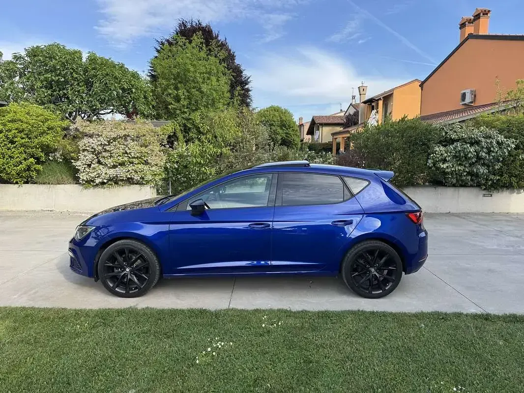 Begagnad Seat Leon Black Edition 131 HK (96 kW) 2020 Blå Sedan