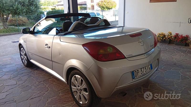 Usata Opel Tigra 69 CV (50 kW) 2008 Grigio Cabrio