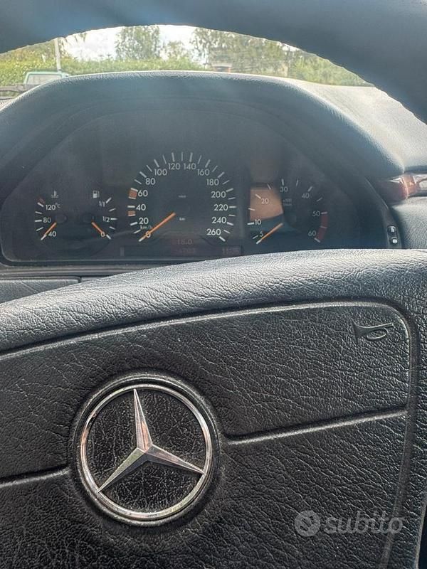 Grigio Usata 1999 Mercedes E250 Tre volumi | 1800 € - Immagine 1/4