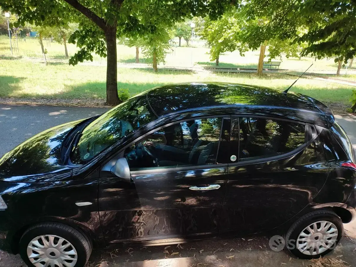 Usata Lancia Ypsilon 85 CV (62 kW) 2013 Nero Utilitaria