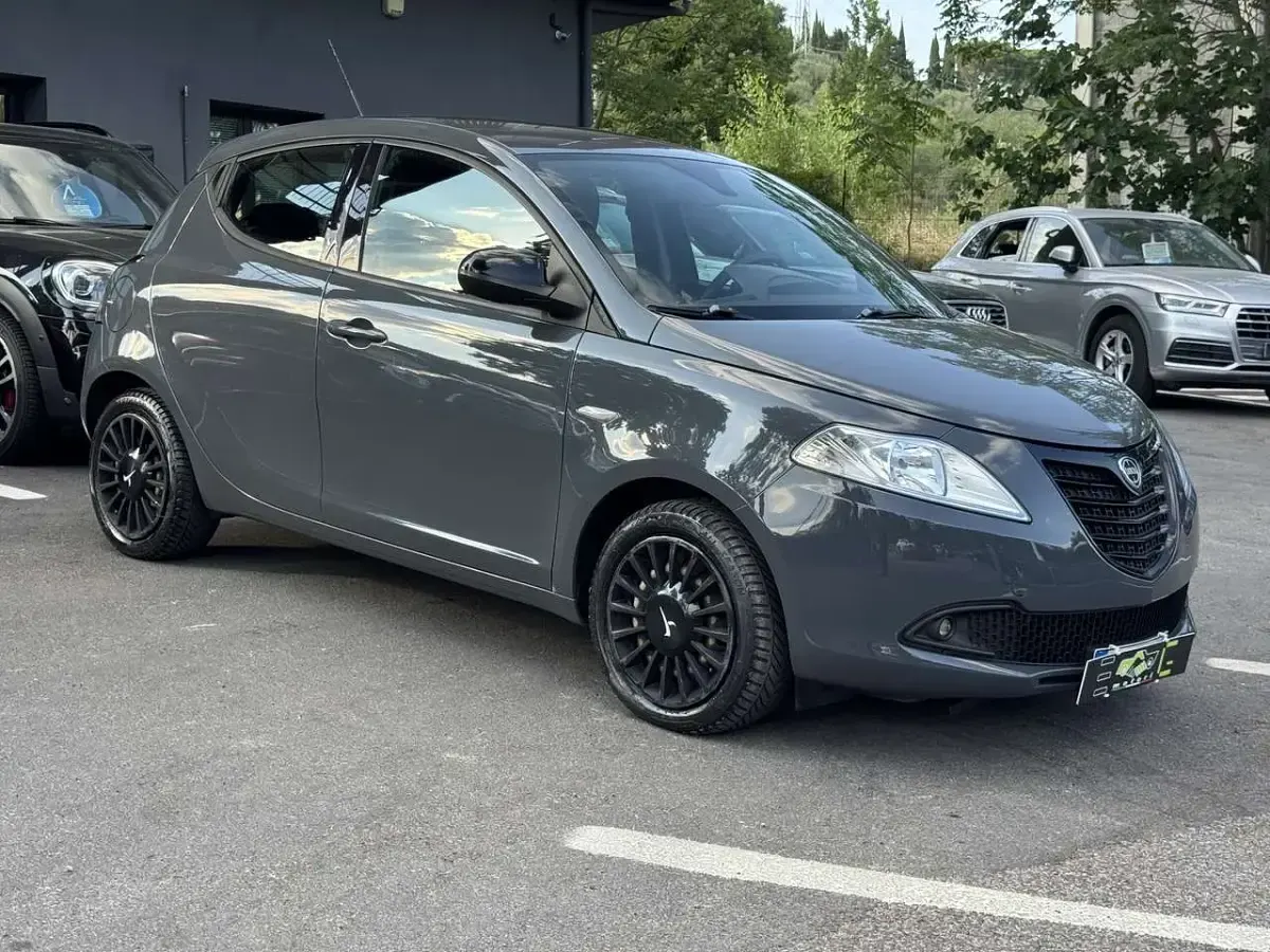 Usata Lancia Ypsilon 69 CV (50 kW) 2015 Grigio Utilitaria