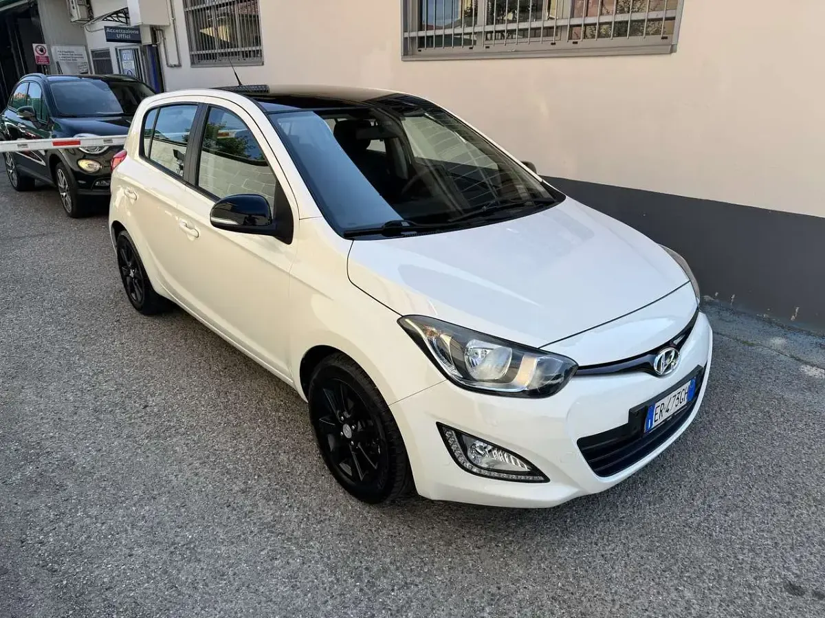 Usata Hyundai i20 75 CV (55 kW) 2013 Bianco Utilitaria