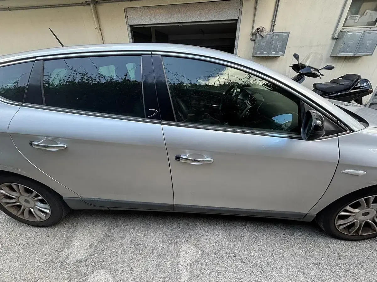 Usata Lancia Delta 120 CV (88 kW) 2012 Grigio Utilitaria