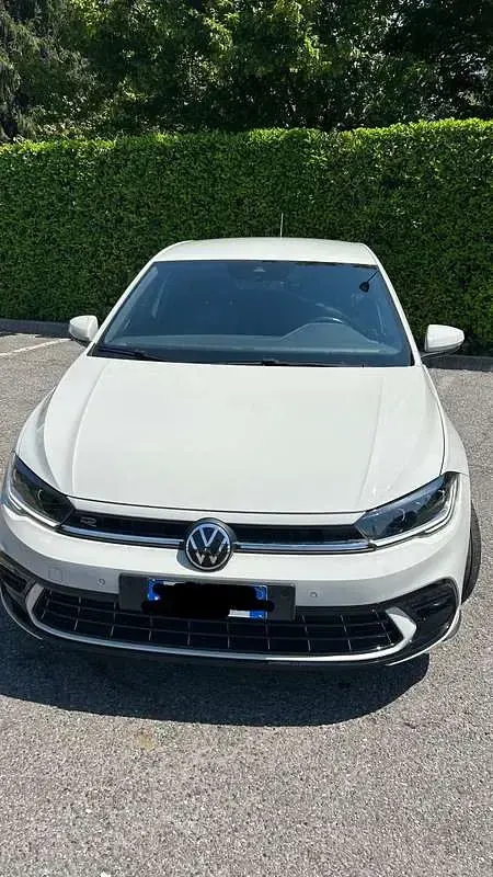 Usata VW Polo R-line 95 CV (69 kW) 2024 Grigio Utilitaria