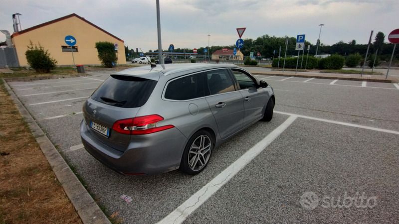 Grigio Usata 2016 Peugeot 308 Due volumi | 9800 € (Buon prezzo) - Immagine 1/4
