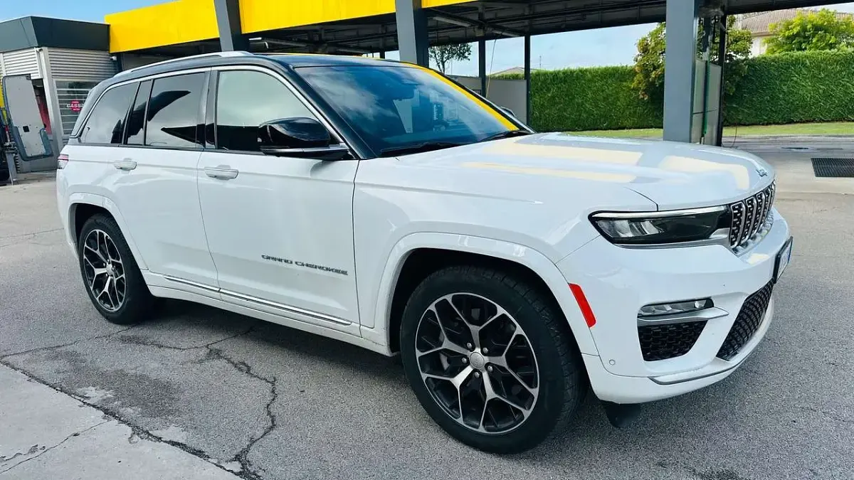 Usata Jeep Grand Cherokee Summit 272 CV (200 kW) 2024 Bright white pastello SUV