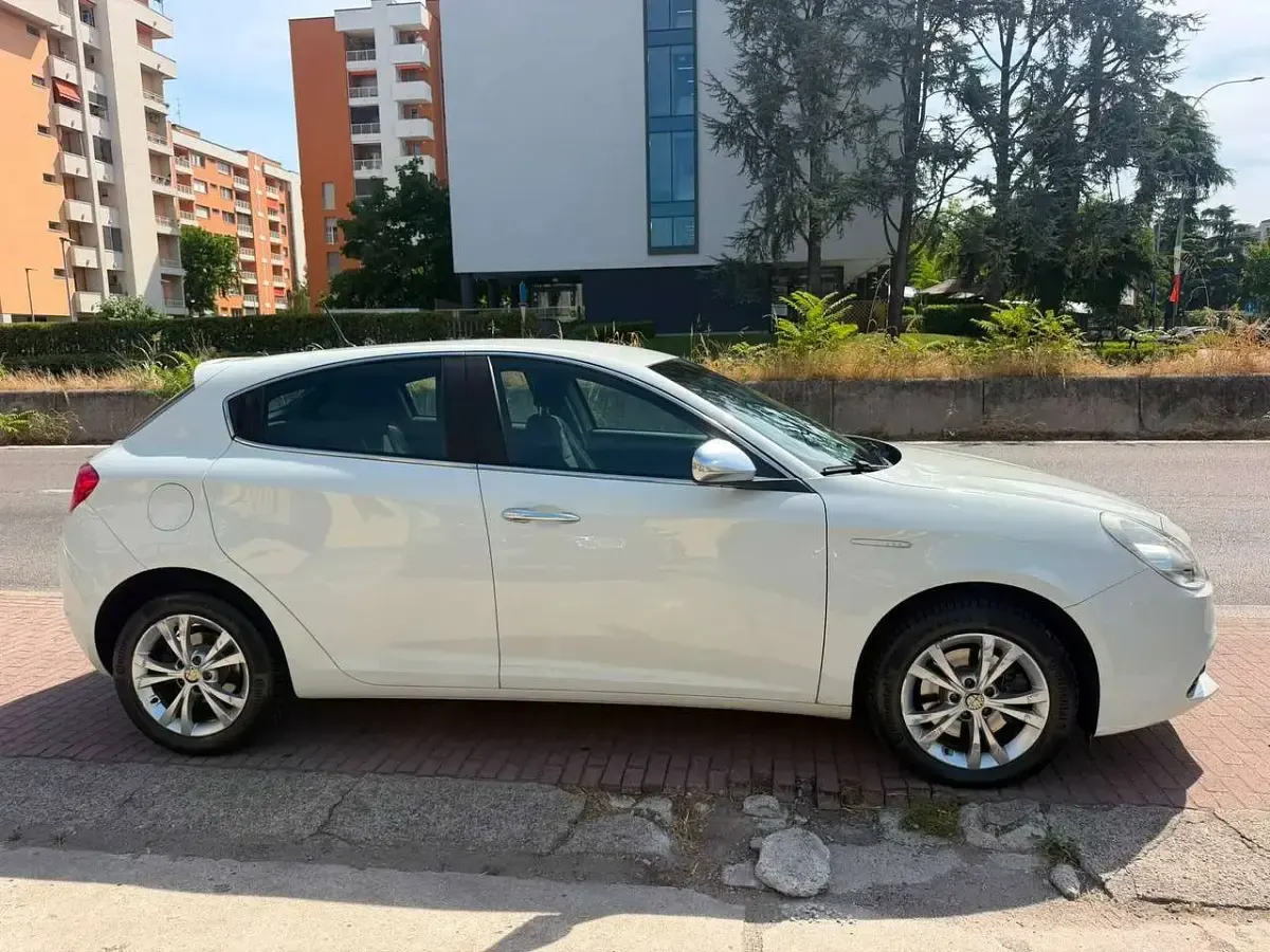 Usata Alfa Romeo Giulietta Distinctive 170 CV (125 kW) 2011 Bianco pastello Utilitaria