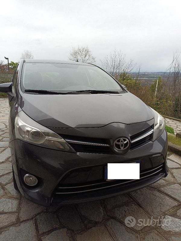 Usata Toyota Verso Active 132 CV (97 kW) 2014 Grigio Monovolume