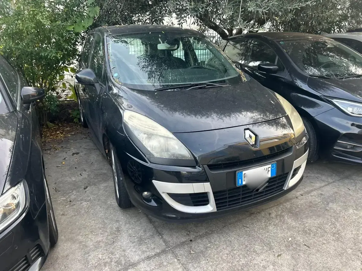 Käytetty Renault Scenic E-Tech 130 HP (95 kW) 2015 Musta Tila-auto