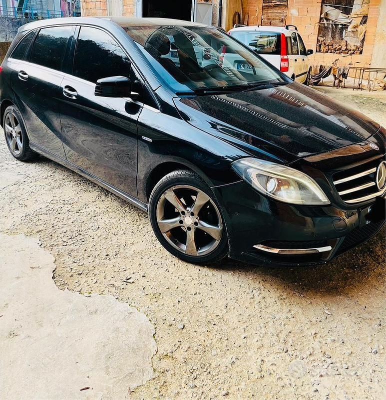 Usata Mercedes B180 116 CV (85 kW) 2015 Nero Utilitaria