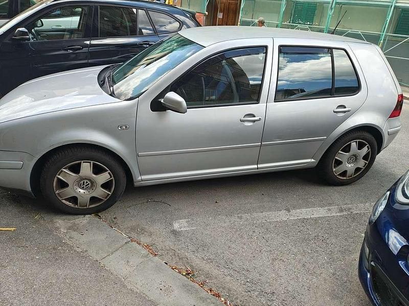 Argento Usata 2000 VW Golf IV Highline Tre volumi | 2500 € (Buon prezzo) - Immagine 1/4