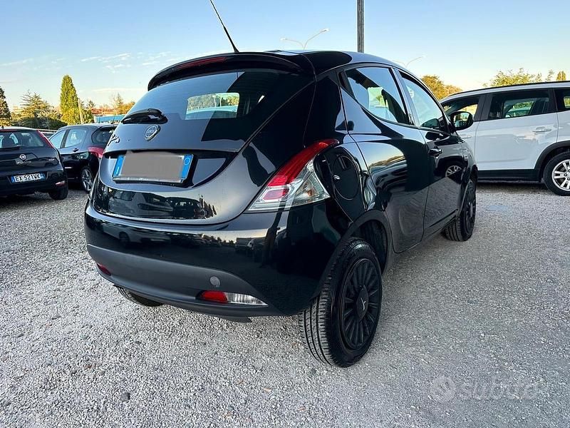 Usata Lancia Ypsilon 85 CV (62 kW) 2015 Nero Utilitaria
