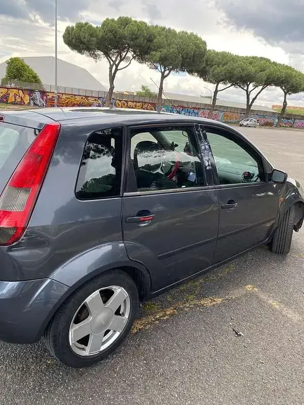 Begagnad Ford Fiesta Ghia 68 HK (50 kW) 2003 Halvkombi