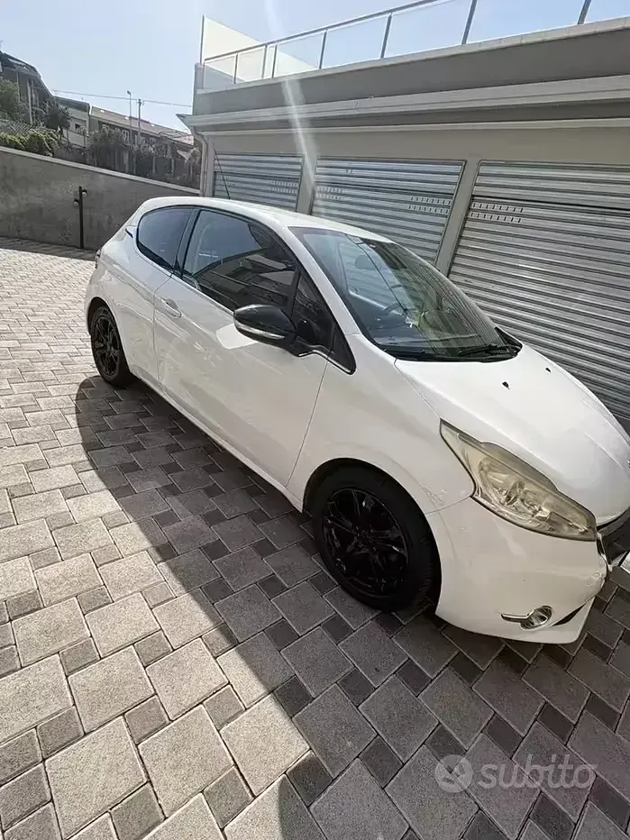 Usata Peugeot 208 Allure 68 CV (50 kW) 2012 Bianco Utilitaria