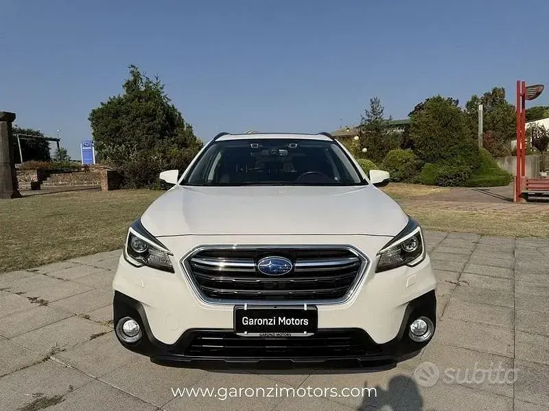 Usata Subaru Outback Premium 175 CV (128 kW) 2021 Bianco Station wagon