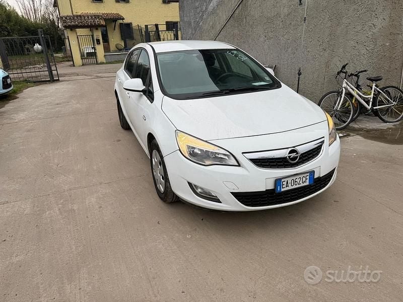 Usata Opel Astra Enjoy 100 CV (73 kW) 2010 Bianco Berlina