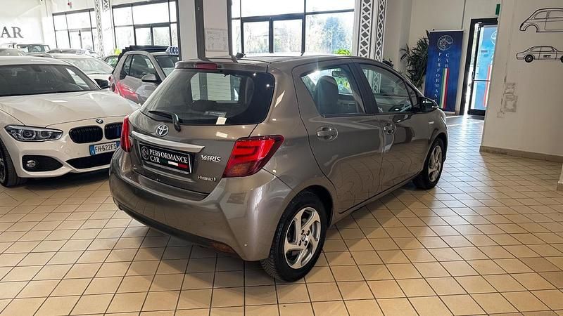 Usata Toyota Yaris Hybrid Active 73 CV (53 kW) 2016 Marrone Berlina