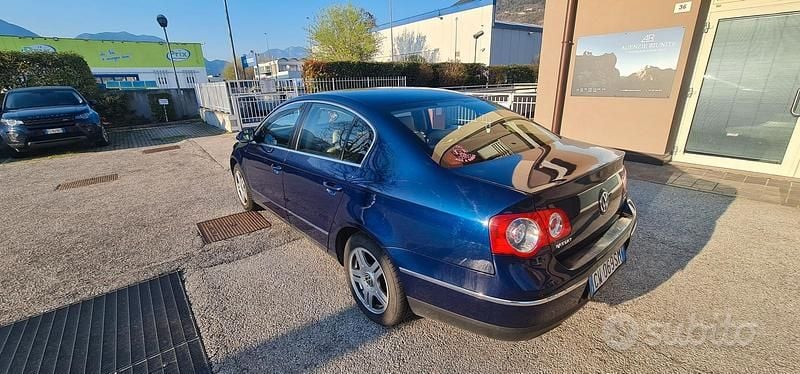 Usata VW Passat Highline 140 CV (102 kW) 2005 Blu Berlina